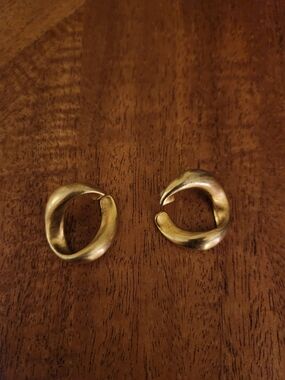 Gold Sculpted Hoop Earrings - Elegant Women Jewelry